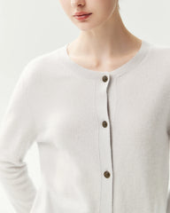 Klassische Strickjacke aus 100 % Kaschmir mit Rundhalsausschnitt