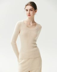 Figurnaher Pullover aus 100 % Kaschmir mit weitem Rundhalsausschnitt