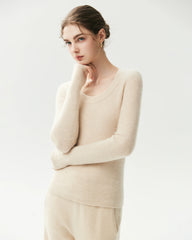 Figurnaher Pullover aus 100 % Kaschmir mit weitem Rundhalsausschnitt