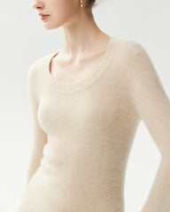 Figurnaher Pullover aus 100 % Kaschmir mit weitem Rundhalsausschnitt
