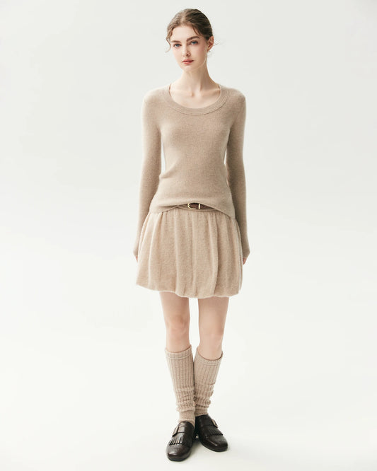 Figurnaher Pullover aus 100 % Kaschmir mit weitem Rundhalsausschnitt