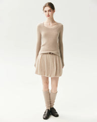 Figurnaher Pullover aus 100 % Kaschmir mit weitem Rundhalsausschnitt