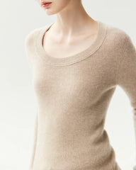 Figurnaher Pullover aus 100 % Kaschmir mit weitem Rundhalsausschnitt