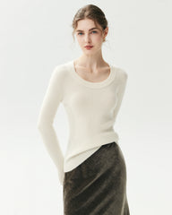 Figurnaher Pullover aus 100 % Kaschmir mit weitem Rundhalsausschnitt
