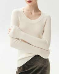 Figurnaher Pullover aus 100 % Kaschmir mit weitem Rundhalsausschnitt