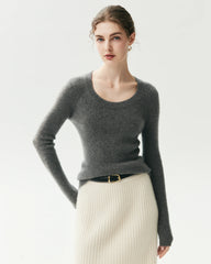 Figurnaher Pullover aus 100 % Kaschmir mit weitem Rundhalsausschnitt