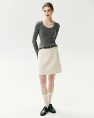 Figurnaher Pullover aus 100 % Kaschmir mit weitem Rundhalsausschnitt