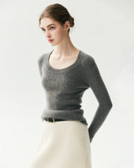 Figurnaher Pullover aus 100 % Kaschmir mit weitem Rundhalsausschnitt