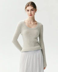 Figurnaher Pullover aus 100 % Kaschmir mit weitem Rundhalsausschnitt