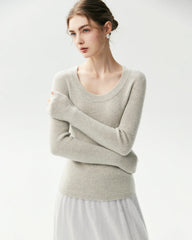 Figurnaher Pullover aus 100 % Kaschmir mit weitem Rundhalsausschnitt