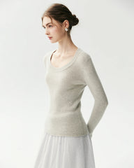 Figurnaher Pullover aus 100 % Kaschmir mit weitem Rundhalsausschnitt