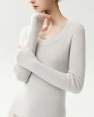 Figurnaher Pullover aus 100 % Kaschmir mit weitem Rundhalsausschnitt