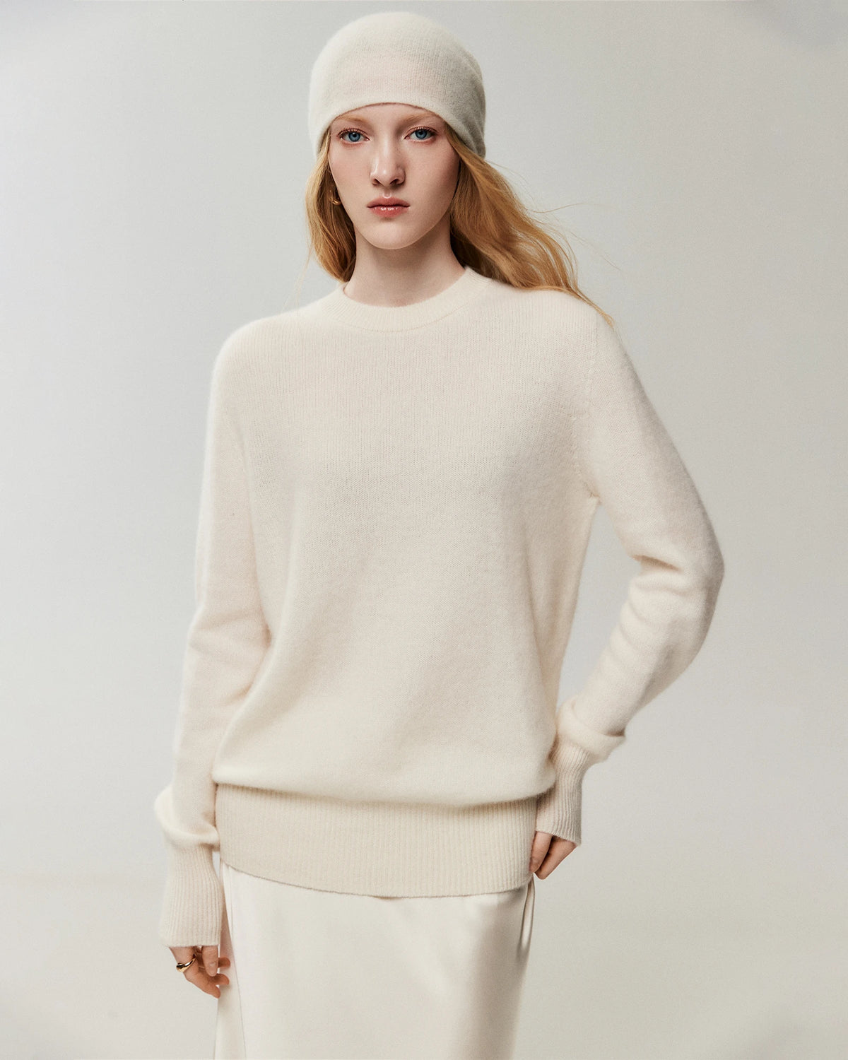 Lockerer Pullover aus 100 % Kaschmir mit Rundhalsausschnitt und Rippstrick