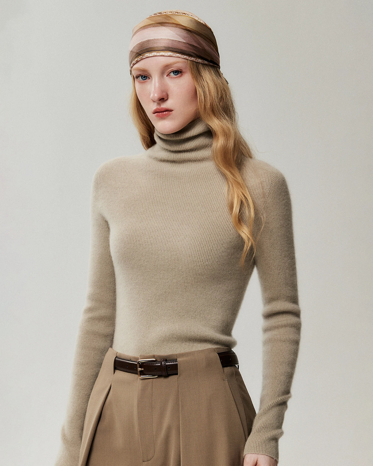 Rollkragenpullover aus 100 % Kaschmir mit Rippstrick