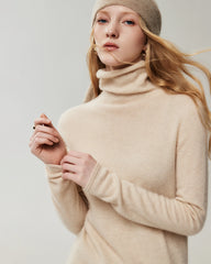 Lockerer Rollkragenpullover aus 100 % Kaschmir mit Rollkanten