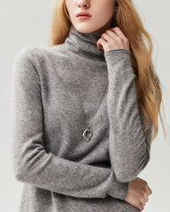 Lockerer Rollkragenpullover aus 100 % Kaschmir mit Rollkanten