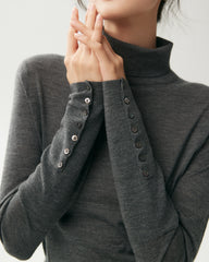Rollkragenpullover aus 100 % Merinowolle mit Knopfmanschetten