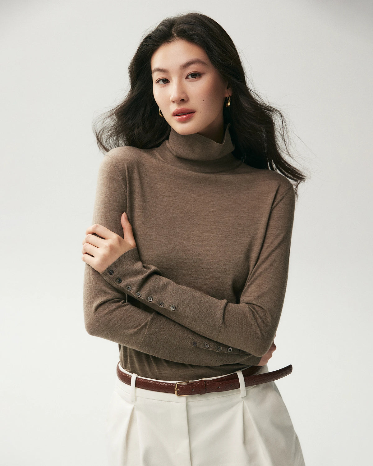 Rollkragenpullover aus 100 % Merinowolle mit Knopfmanschetten
