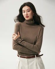 Rollkragenpullover aus 100 % Merinowolle mit Knopfmanschetten