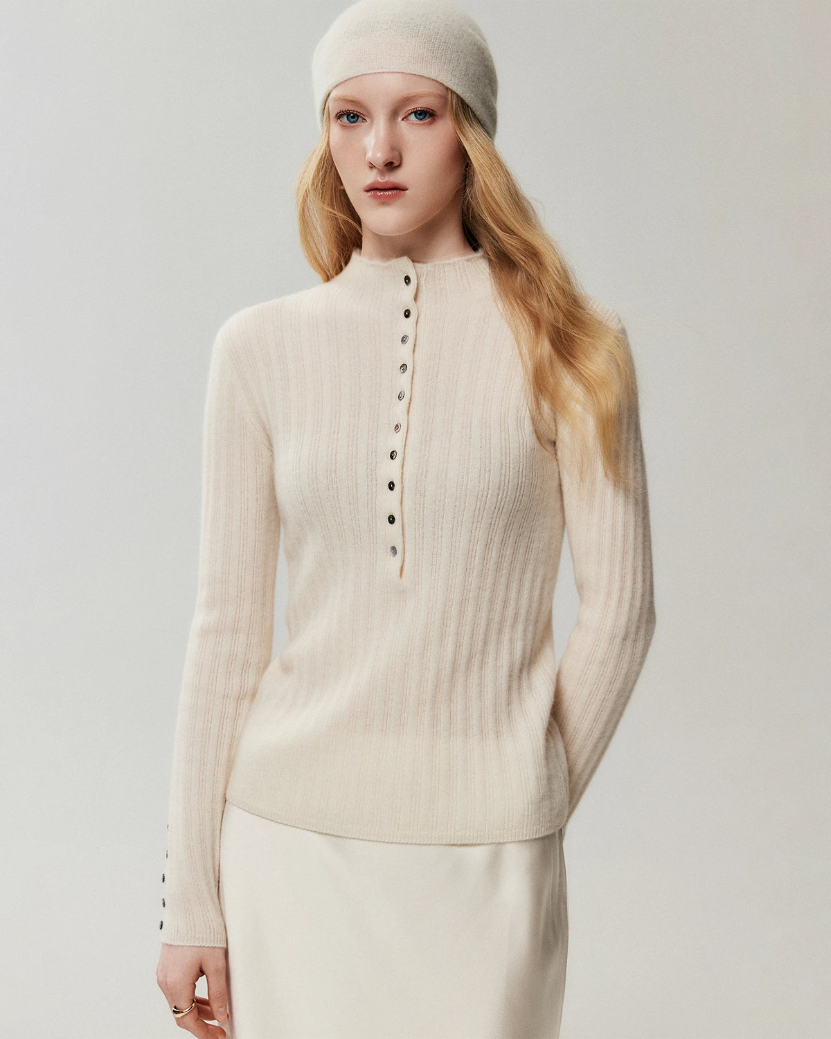 Figurbetontes Stricktop aus 100 % reinem Kaschmir mit Knopfmanschetten