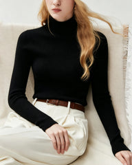 Figurnaher Pullover aus 100 % reinem Kaschmir mit hohem Kragen