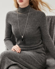 Figurnaher Pullover aus 100 % reinem Kaschmir mit hohem Kragen