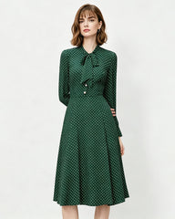 16 Momme Seiden-Midikleid mit Tupfenmuster und Schleifenkragen