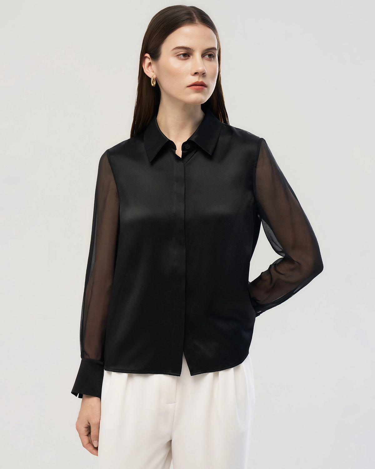 19 Momme Schwarzes Seidenhemd mit transparenten Georgette-Ärmeln