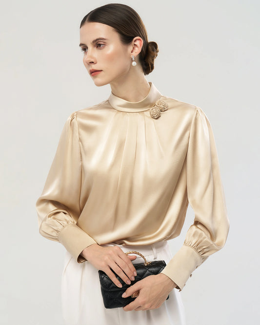 Seidenbluse aus 19 Momme mit handgefertigtem Rosendetail