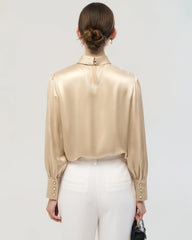 Seidenbluse aus 19 Momme mit handgefertigtem Rosendetail