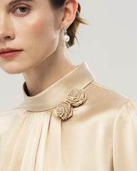 Seidenbluse aus 19 Momme mit handgefertigtem Rosendetail