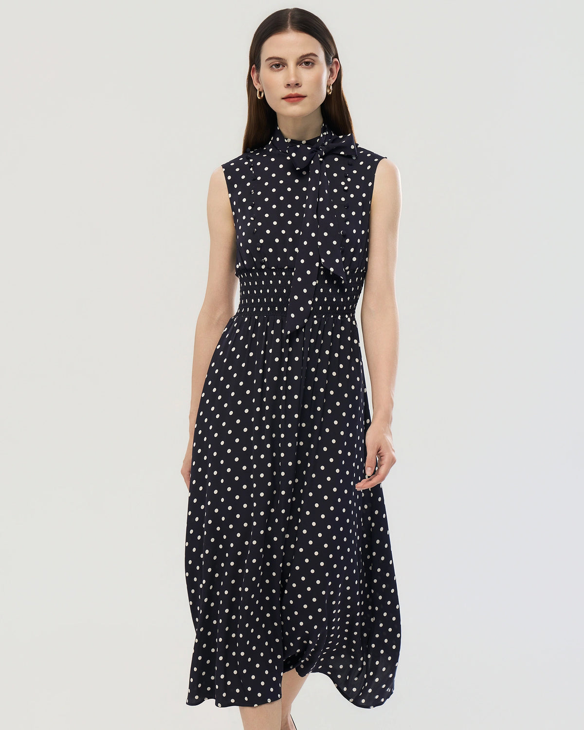 19 Momme Seiden Midi-Kleid mit Polka Dots und Stehkragen