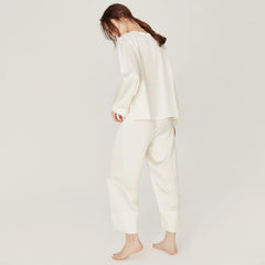 Seidenes Pyjamas-Set mit rundem Kragenoberteil
