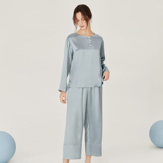 Seidenes Pyjamas-Set mit rundem Kragenoberteil