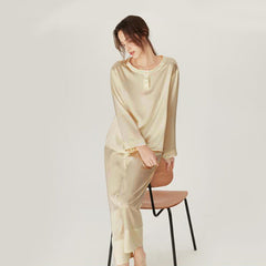 Seidenes Pyjamas-Set mit rundem Kragenoberteil