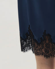 Marineblaues Seiden-Minikleid aus 22 Momme mit Spitzenbesatz am Saum