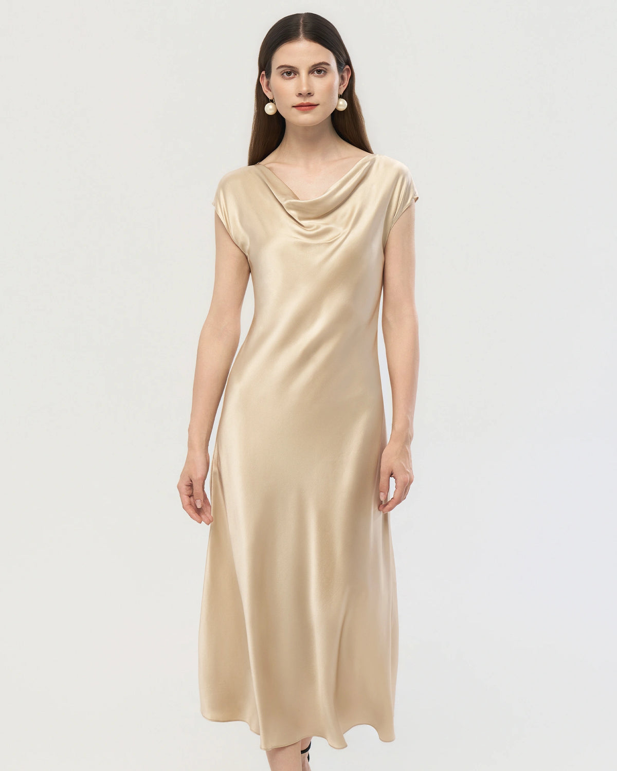 22 Momme Seiden-Midikleid mit Wasserfallausschnitt im Schrägschnitt
