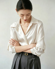 22 Momme Seidenbluse mit verdeckter Leiste und elegantem Design