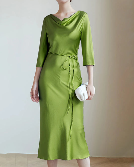 30 Momme Seidenkleid mit Wasserfallausschnitt