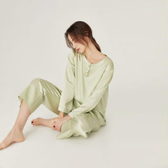 Seidenes Pyjamas-Set mit rundem Kragenoberteil