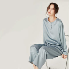 Seidenes Pyjamas-Set mit rundem Kragenoberteil