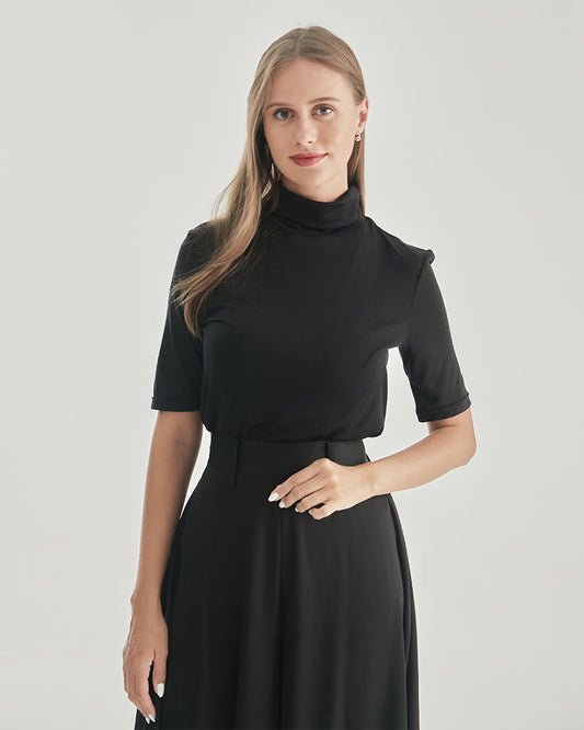 Gestricktes T-Shirt mit kurzen Ärmeln und Rolli-Kragen