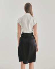 Seidenkleid mit weißem Hemd und schwarzem Rock