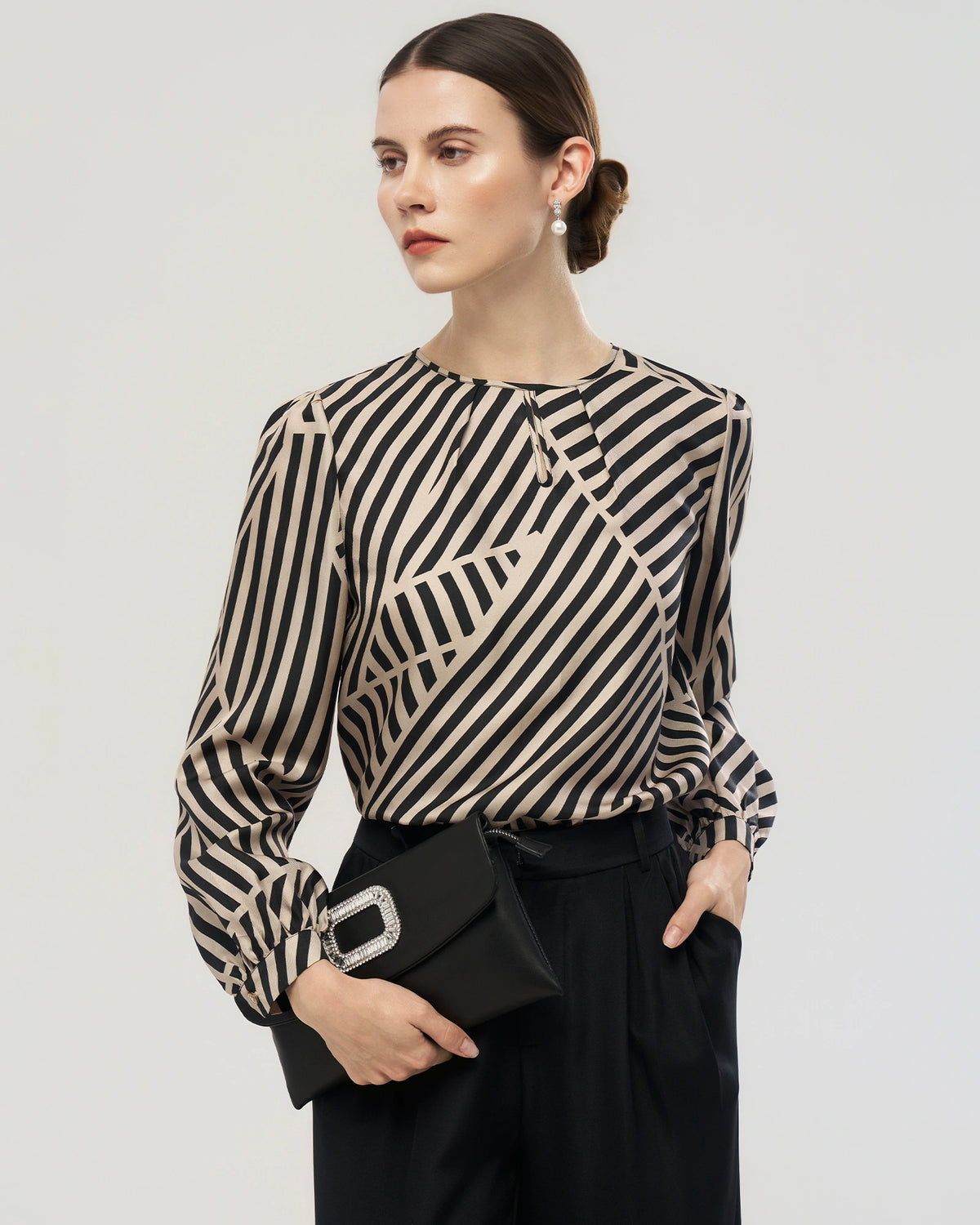 Seidenbluse mit abstraktem Streifenmuster und plissiertem Kragen