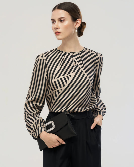 Seidenbluse mit abstraktem Streifenmuster und plissiertem Kragen