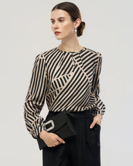 Seidenbluse mit abstraktem Streifenmuster und plissiertem Kragen