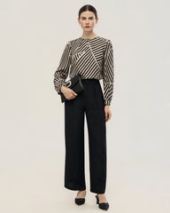 Seidenbluse mit abstraktem Streifenmuster und plissiertem Kragen