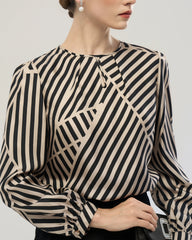 Seidenbluse mit abstraktem Streifenmuster und plissiertem Kragen