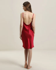 Rückenloses glattes Seidenkleid mit Cowl-Kragen