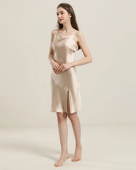 Rückenloses glattes Seidenkleid mit Cowl-Kragen
